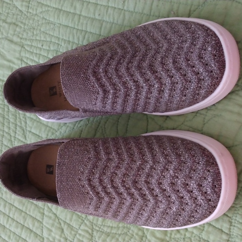 White Mountain slip on shoes 6.5